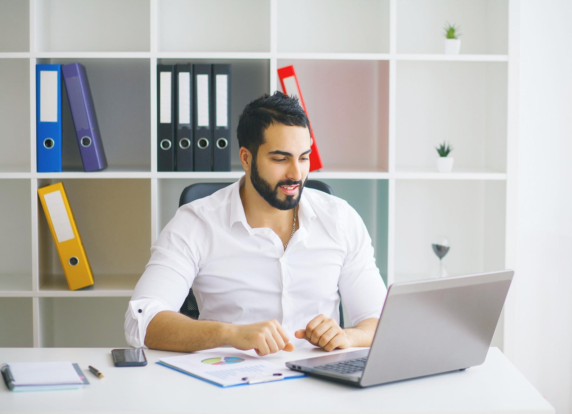 Moderner Arbeitsplatz mit Analysedaten und strategischer Planung