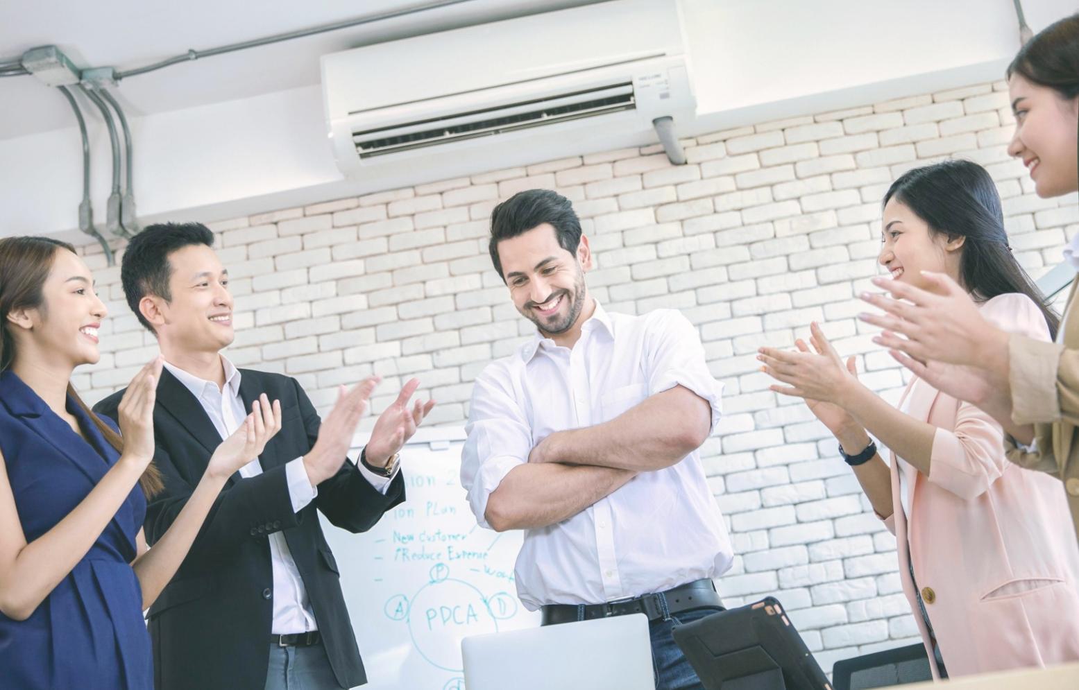 Person analysiert SEO-Daten auf einem Laptop in einem modernen Arbeitsumfeld