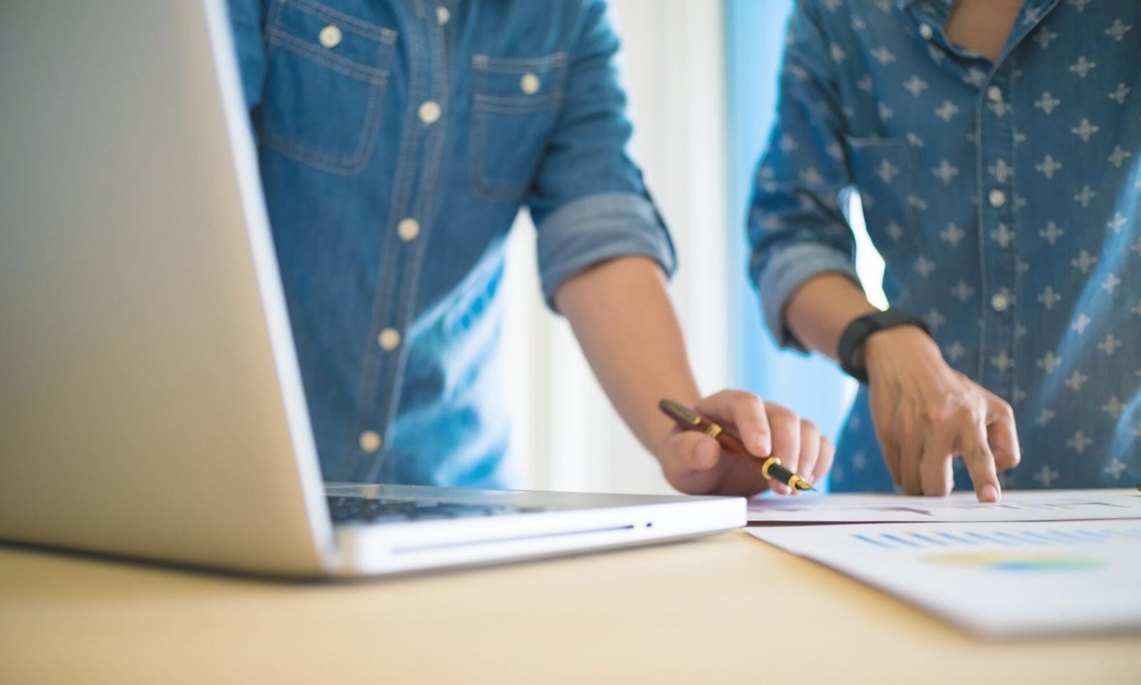 Analytics-Dashboard mit verschiedenen Metriken und Diagrammen auf einem Bildschirm